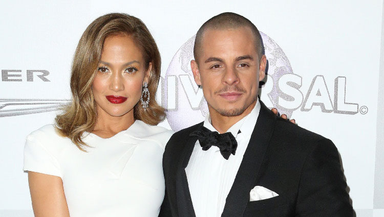 Jennifer Lopez y Casper Smart en la fiesta de NBC tras la entrega de los Globos de Oro 2016