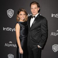 Sarah Hyland y Dominic Sherwood en la fiesta de InStyle tras la entrega de los Globos de Oro 2016