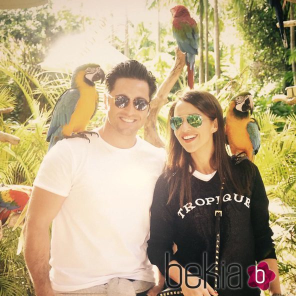 David Bustamante y Paula Echevarría en Miami con unos loros