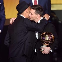 Neymar besa a Leo Messi para felicitarle por el Balón de Oro 2015