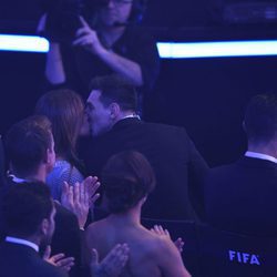 Leo Messi y Antonella Roccuzzo besándose en el Balón de Oro 2015