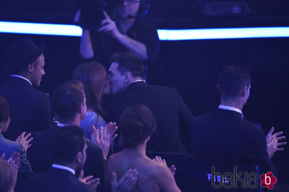 Leo Messi y Antonella Roccuzzo besándose en el Balón de Oro 2015