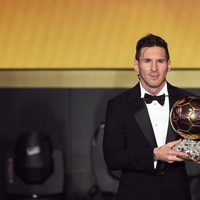 Leo Messi posa con el Balón de Oro 2015