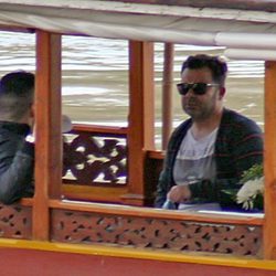 Jorge Javier Vázquez con su novio Paco en un barco