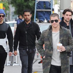 Wilmer Valderrama junto a Joe y Nick Jonas