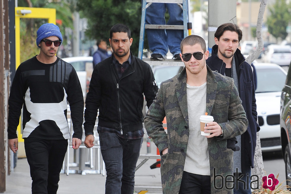 Wilmer Valderrama junto a Joe y Nick Jonas