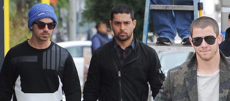 Wilmer Valderrama junto a Joe y Nick Jonas