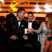 Cristiano Ronaldo y Antonella Roccuzzo se saludan ante la mirada de Leo Messi en la entrega del Balón de Oro 2015