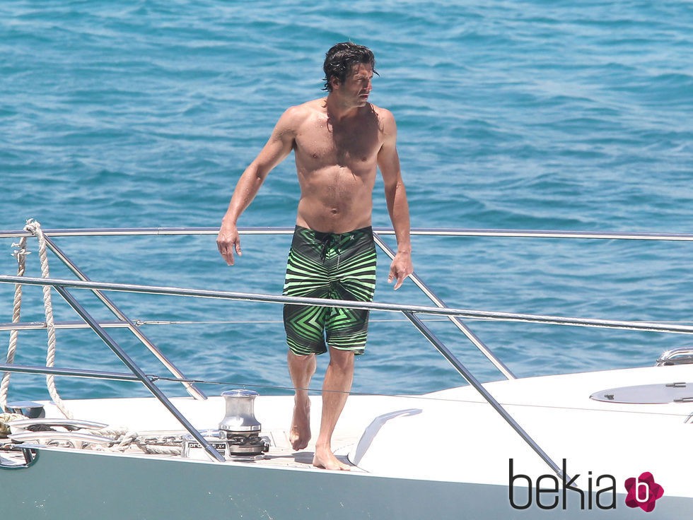 Patrick Dempsey con el torso desnudo en un barco