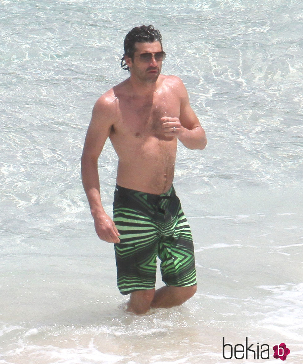 Patrick Dempsey con el torso desnudo en el mar