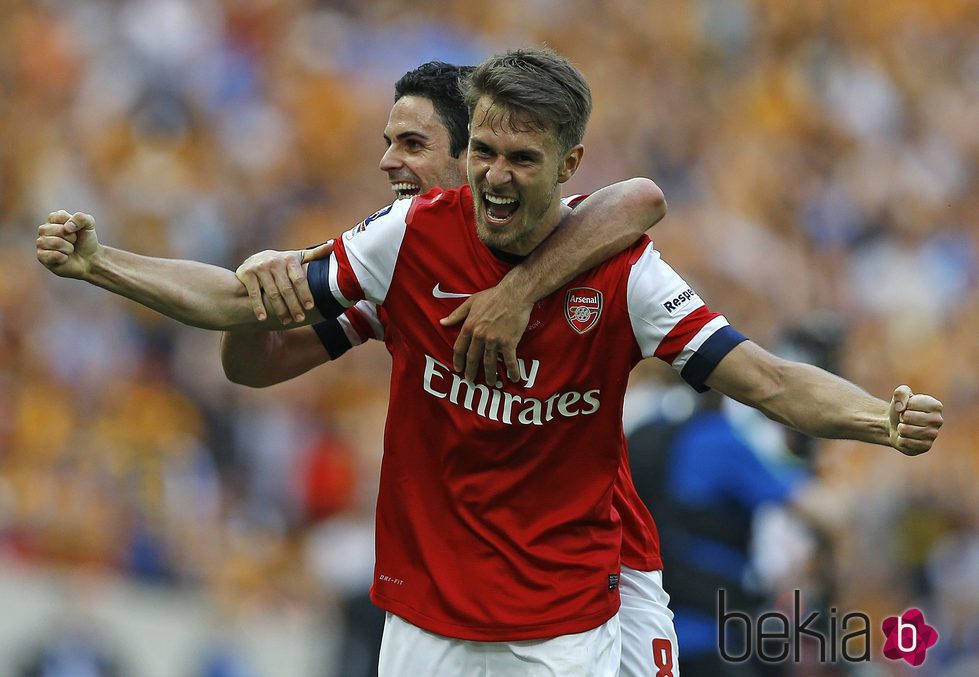 Aaron Ramsey junto a Mikel Arteta