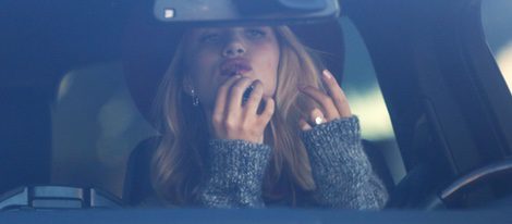 Rosie Huntington Whiteley  no se desprende de su anillo de compromiso