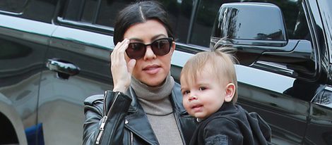 Kourtney Kardashian y su hijo Reign Disick paseando por Beverly Hills