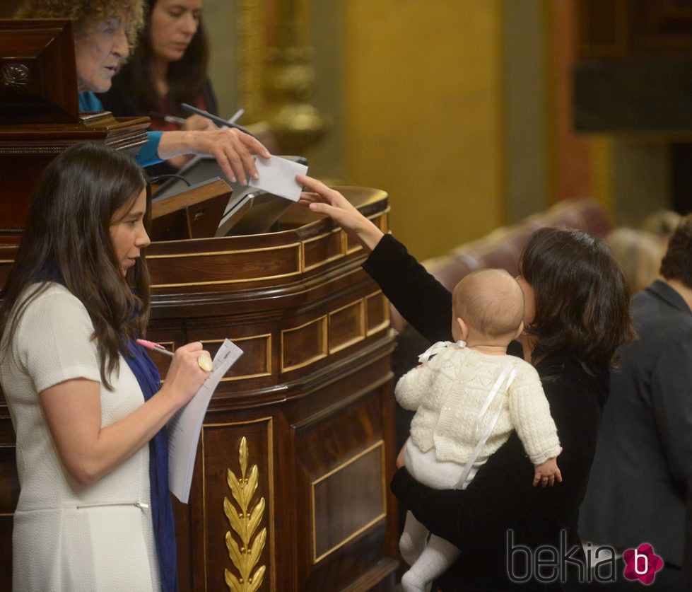 Carolina Bescansa con su hijo en el Congreso de los Diputados