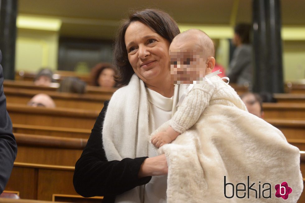 Carolina Bescansa con su hijo Diego en el Congreso de los Diputados