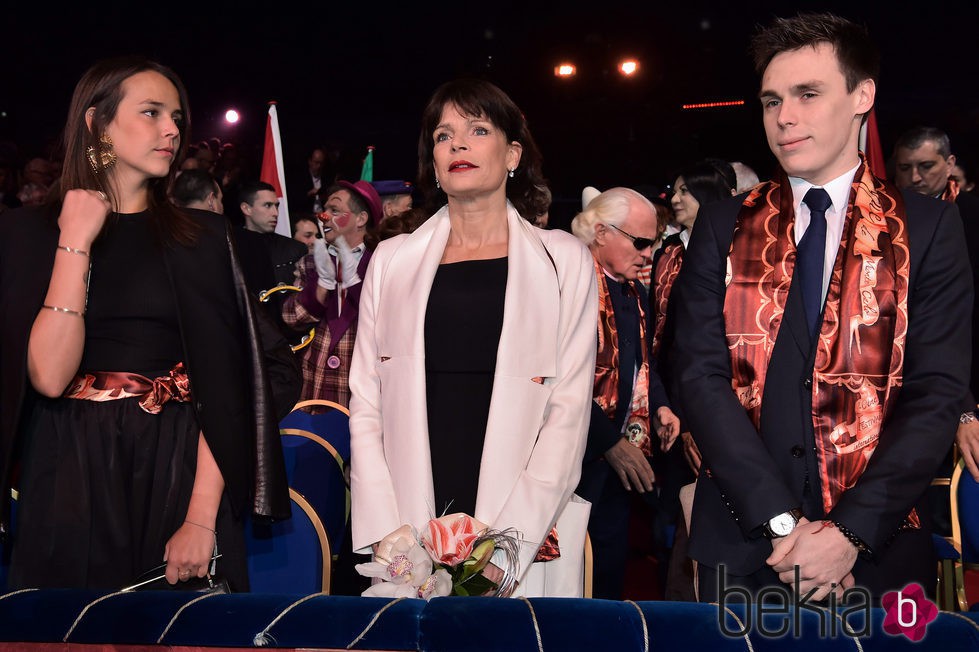 Estefanía de Mónaco junto a sus hijos Pauline y Louis Ducruet en el 40 aniversario del Festival de Circo de Monte Carlo