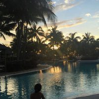 Daniella Bustamante mira el atardecer en sus vacaciones en El Caribe