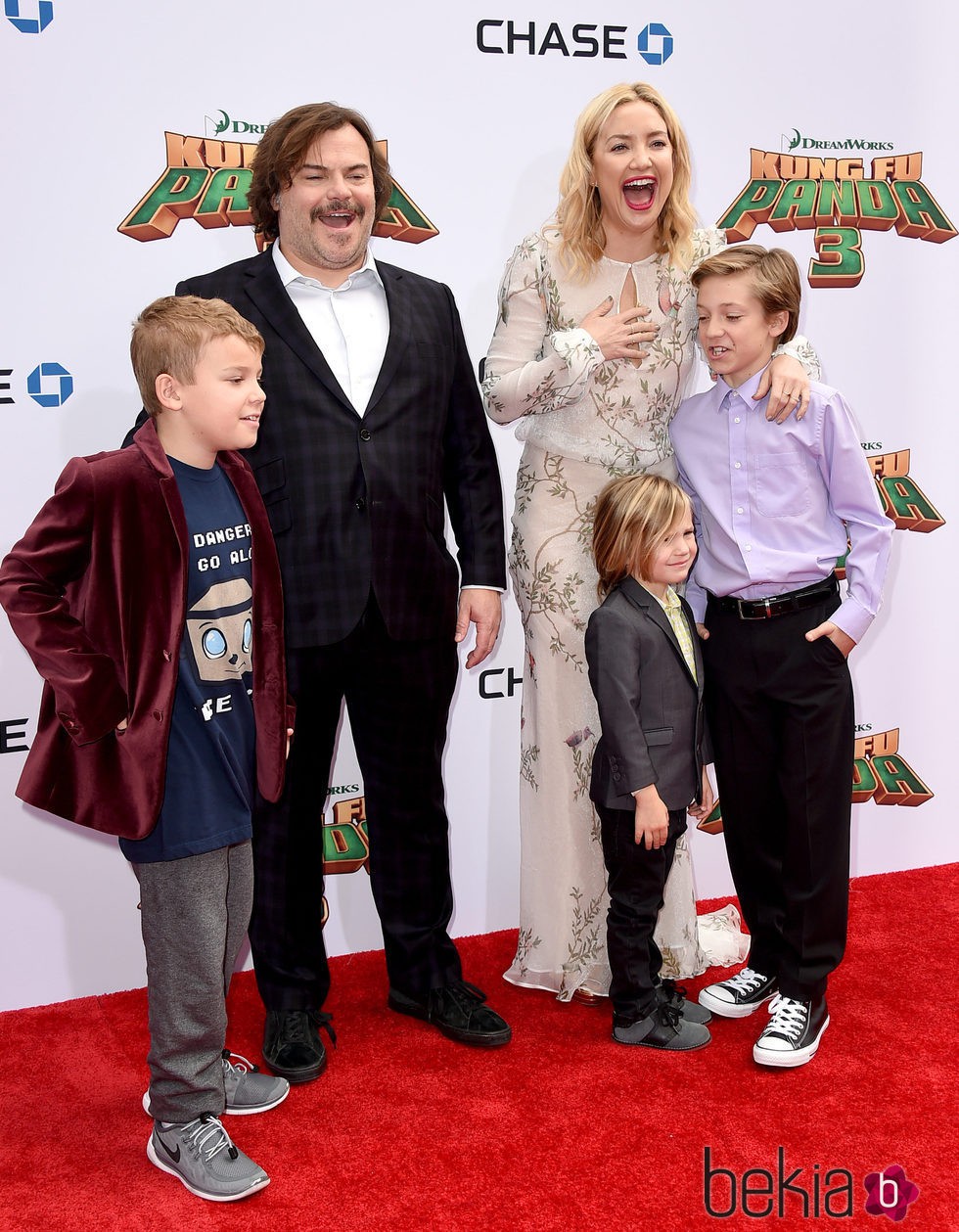 Jack Black con su hijo Samuel Black junto a Kate Hudson y sus hijos en el estreno de 'Kung Fu Panda 3'