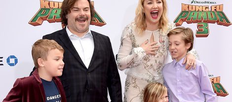 Jack Black con su hijo Samuel Black junto a Kate Hudson y sus hijos en el estreno de 'Kung Fu Panda 3'