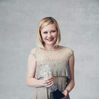 Kirsten Dunst con su premio en los Critics' Choice Awards 2016