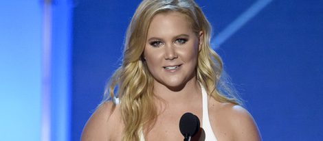 Amy Schumer con su premios en los Critics' Choice Awards 2016