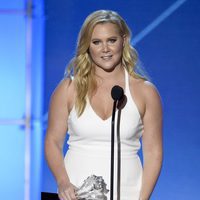 Amy Schumer con su premios en los Critics' Choice Awards 2016