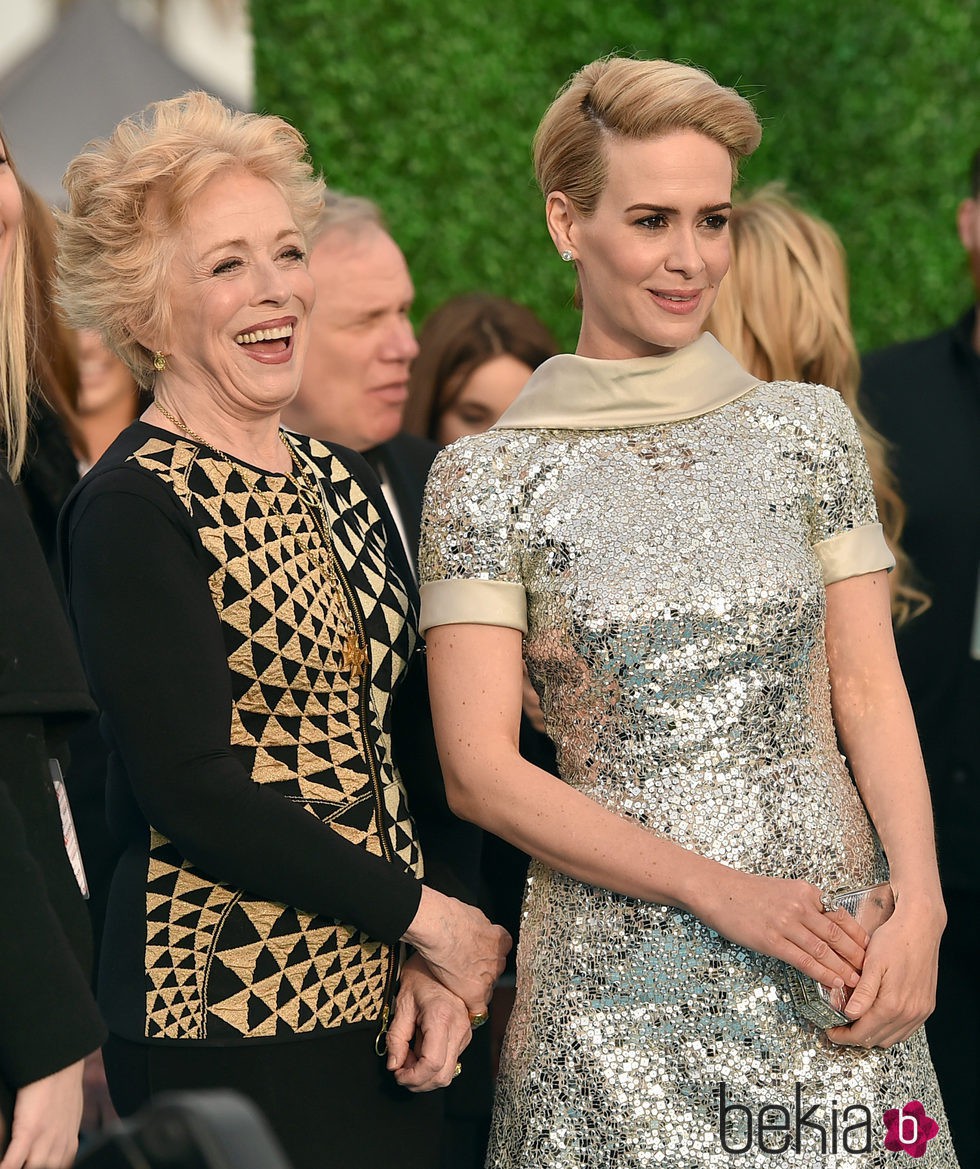 Sarah Paulson con su novia Holland Taylor en los Critics' Choice Awards 2016