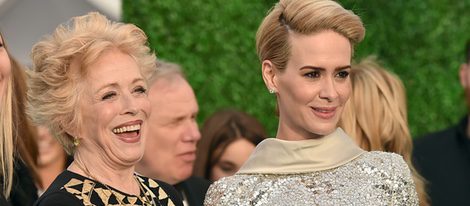 Sarah Paulson con su novia Holland Taylor en los Critics' Choice Awards 2016