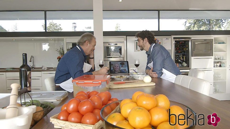 Bertín Osborne y Paco León con Carmina Barrios en 'En la tuya o en la mía'