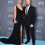 Rosie Huntington-Whiteley y Jason Statham en en los Critics' Choice Awards 2016