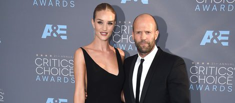 Rosie Huntington-Whiteley y Jason Statham en en los Critics' Choice Awards 2016