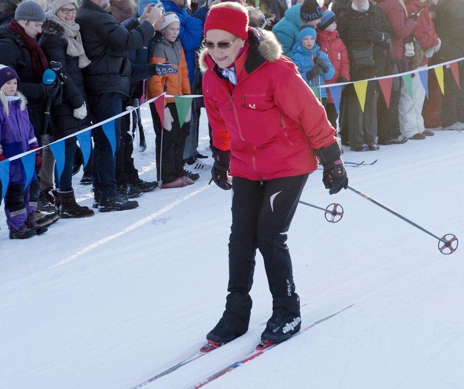 Sonia de Noruega esquiando en las celebraciones del 25 aniversario de reinado de Harald de Noruega