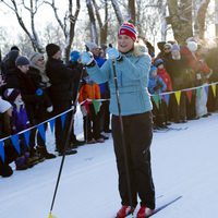 Mette-Marit de Noruega esquiando en las celebraciones del 25 aniversario de reinado de Harald de Noruega