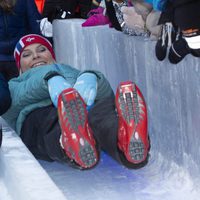 Mette-Marit de Noruega tirándose por un tobogán en las celebraciones del 25 aniversario del reinado de Harald de Noruega