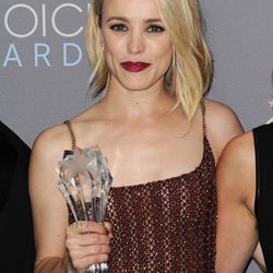 Rachel McAdams con su premio en los Critics' Choice Awards 2016