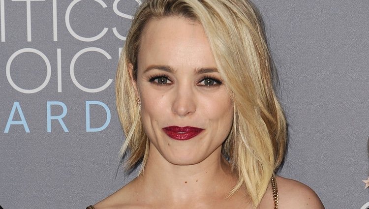 Rachel McAdams con su premio en los Critics' Choice Awards 2016