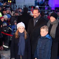 Haakon y Mette-Marit de Noruega con sus hijos Ingrid y Sverre en las celebraciones por el 25 aniversario del reinado de Harald de Noruega