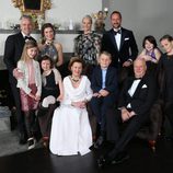 Foto oficial de la Familia Real de Noruega con motivo del 25 aniversario del reinado de Harald de Noruega