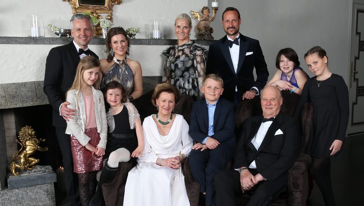 Foto oficial de la Familia Real de Noruega con motivo del 25 aniversario del reinado de Harald de Noruega