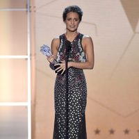 Alicia Vikander con su premio en los Critics' Choice Awards 2016