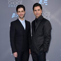 Josh Peck y John Stamos en los Critics' Choice Awards 2016