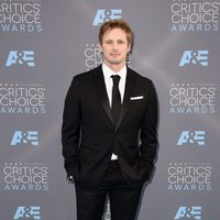 Bradley James en los Critics' Choice Awards 2016