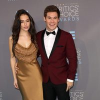 Chloe Bridges y Adam Devine en los Critics' Choice Awards 2016