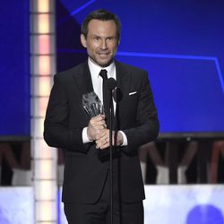 Christan Slater con su premio en los Critics' Choice Awards 2016