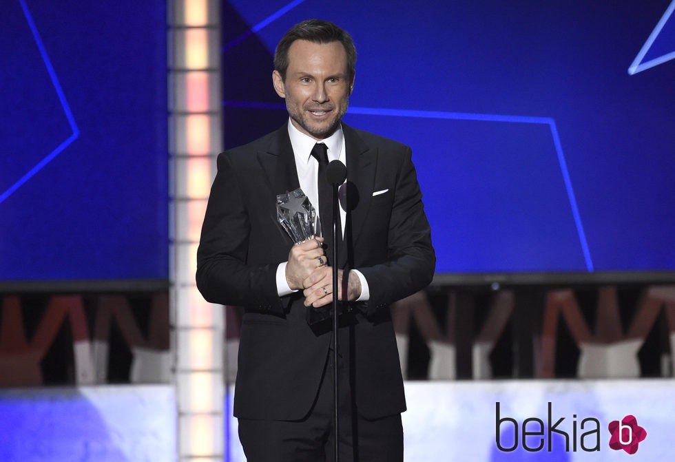 Christan Slater con su premio en los Critics' Choice Awards 2016