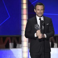 Christan Slater con su premio en los Critics' Choice Awards 2016