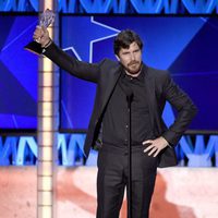 Christian Bale con su premio en los Critics' Choice Awards 2016