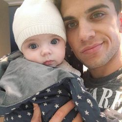 Marc Bartra celebra los cinco meses de vida de su hija Gala