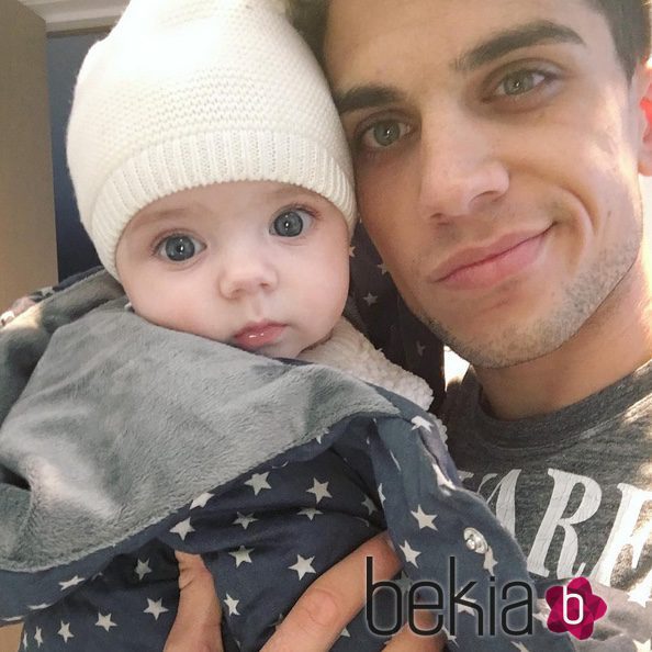 Marc Bartra celebra los cinco meses de vida de su hija Gala