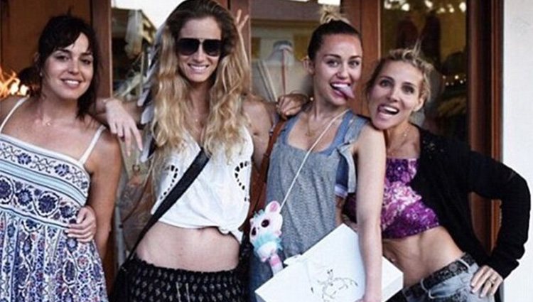 Elsa Pataky y Miley Cyrus, de fiesta con varias amigas